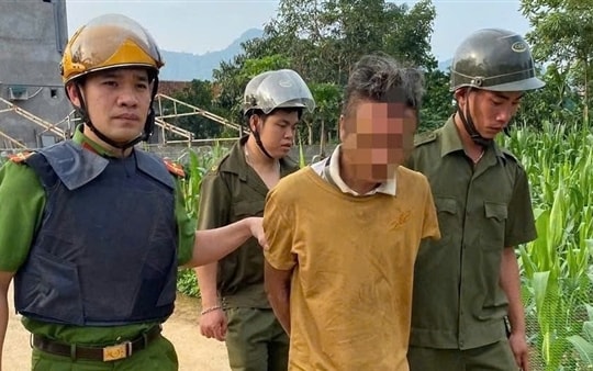 Công an xã khống chế đối tượng dùng dao uy hiếp người đi đường