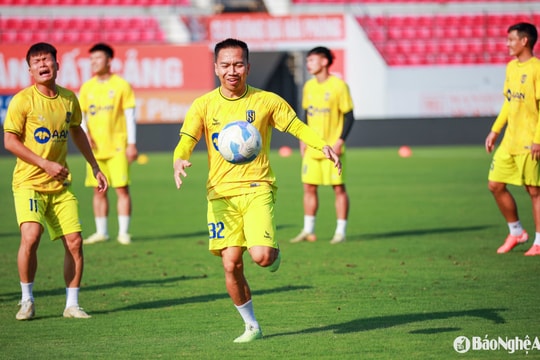 Sông Lam Nghệ An làm quen sân Lạch Tray trước trận gặp Hải Phòng