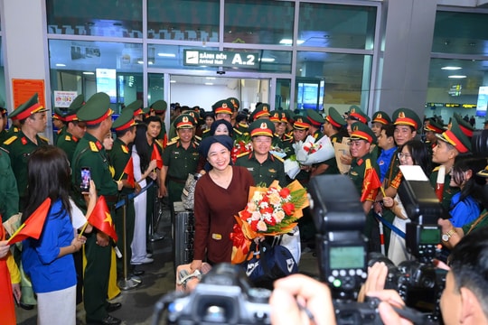 Quân khu 4 và tỉnh Nghệ An đón các cán bộ, chiến sỹ hoàn thành nhiệm vụ diễu binh, diễu hành trở về