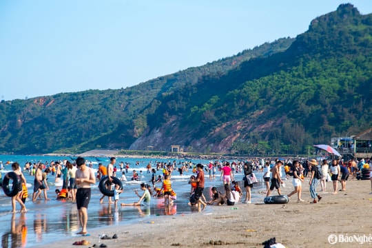 Popular coastal destinations in Nghe An attract crowds during holiday