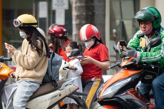 Dừng đèn đỏ có được phép sử dụng điện thoại không?