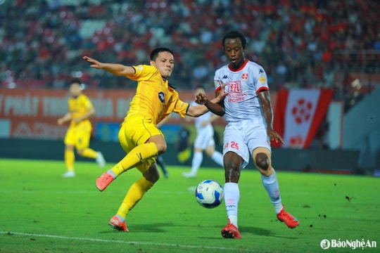 Sông Lam Nghệ An chia điểm quý giá trên sân Lạch Tray