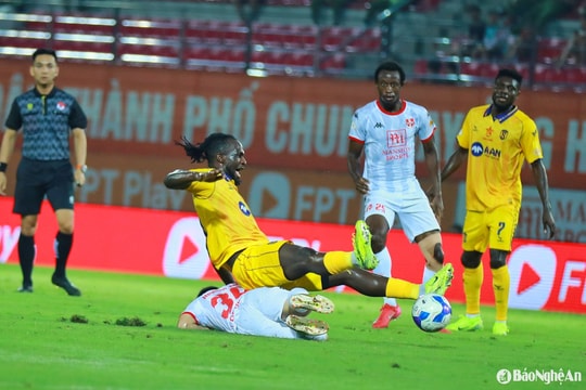 Sông Lam Nghệ An và cuộc chiến trụ hạng đầy rủi ro