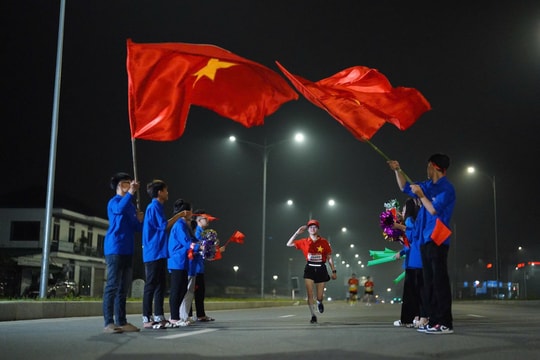 Khoảnh khắc ấn tượng trên đường chạy 'Hành trình theo chân Bác - Vì an ninh Tổ quốc' 2025