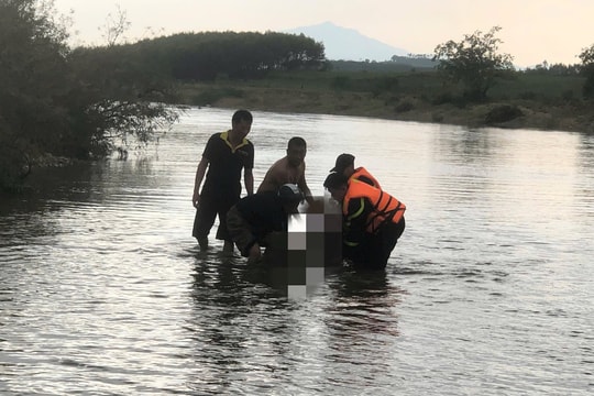 Đi tắm sông cùng bạn, nam sinh đuối nước thương tâm