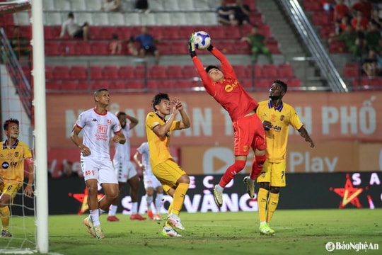 Thủ môn Văn Việt chấn thương, Sông Lam Nghệ An gặp khó