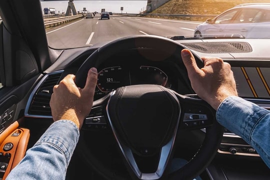 Chuyên gia cảnh báo: Cầm vô lăng sai cách có thể nguy hiểm hơn bạn tưởng