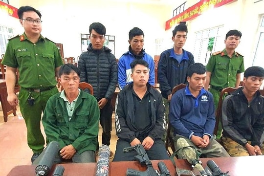 Cảnh sát mật phục bắt giữ 7 người mang súng vào rừng