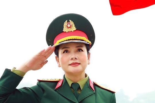 Nữ NSND mang quân hàm Đại tá gây sốt với bức ảnh mặc quân phục ở tuổi 56