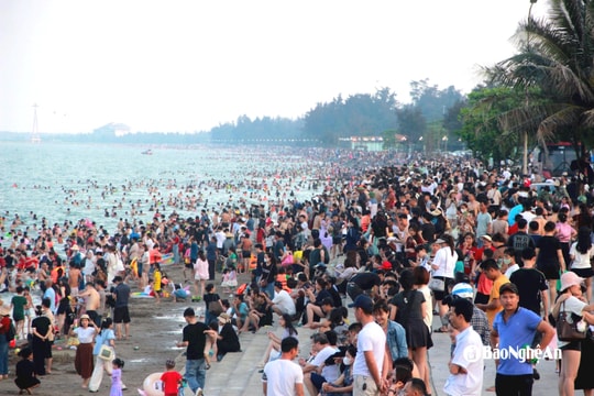 Biển Cửa Lò đón hơn 322.000 lượt khách dịp nghỉ lễ 30/4 và 1/5