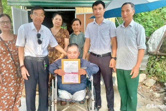 Trao tặng sổ tiết kiệm tri ân gia đình thân nhân liệt sĩ tại thành phố Vinh