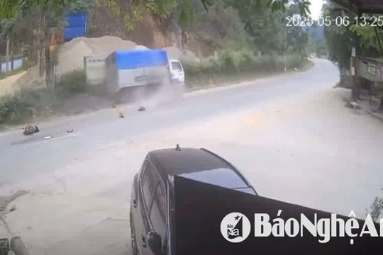 Va chạm giữa xe tải và xe máy, hai người thương vong