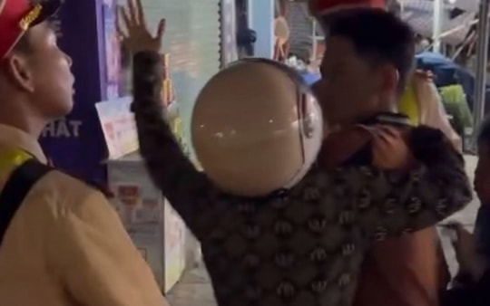 Bắt khẩn cấp đối tượng lăng mạ CSGT