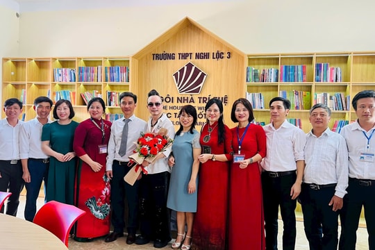 ‏Jimmii Nguyễn cùng Tủ sách nhân ái tặng sách và ra mắt Ngôi nhà trí tuệ tại Nghệ An
