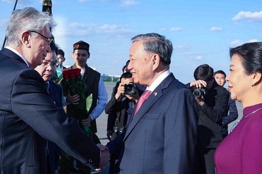 Tổng Bí thư cảm động khi Tổng thống Kazakhstan ra sân bay đón
