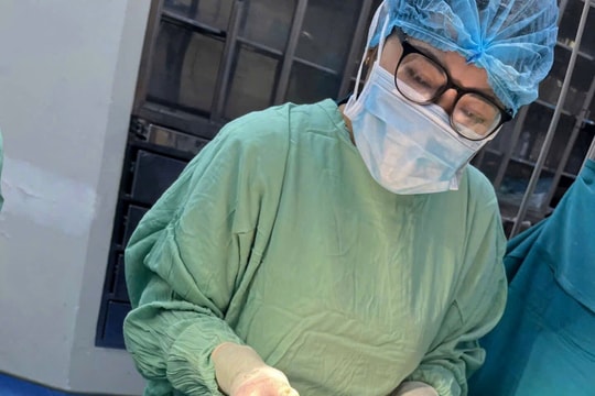 Hiếm gặp: Bé gái chào đời nguyên vẹn trong túi ối ở Nghệ An