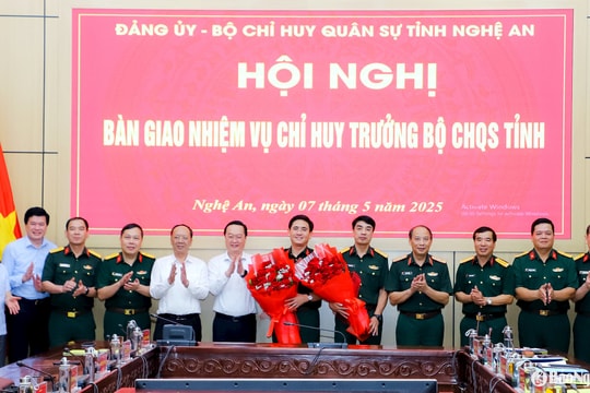 Bàn giao nhiệm vụ Chỉ huy trưởng Bộ Chỉ huy Quân sự tỉnh Nghệ An