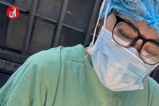 Cực hiếm: Bé gái sinh ra còn nguyên bọc ối ở Nghệ An