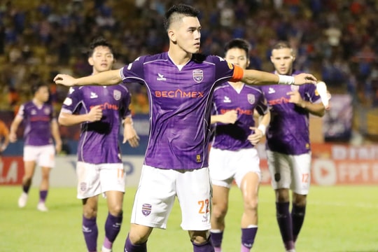 Tiến Linh lại 'tậm tịt', vì đâu ông Kim Sang-sik không lo?; Barca bị loại sau màn rượt đuổi lịch sử