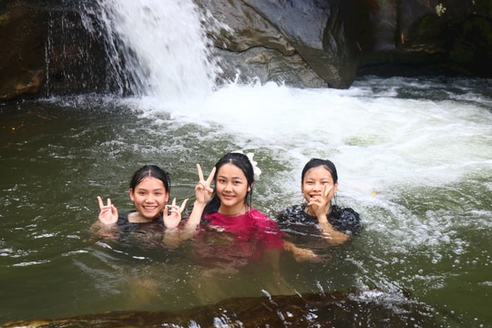 Thác Liếp - điểm giải nhiệt 'lý tưởng' ở Nghệ An hút khách ngày nắng nóng