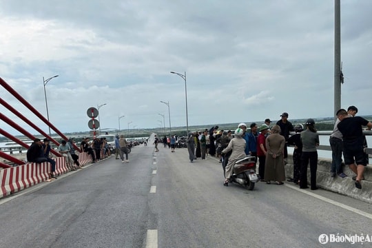 Tìm kiếm người đàn ông nghi nhảy cầu Cửa Hội