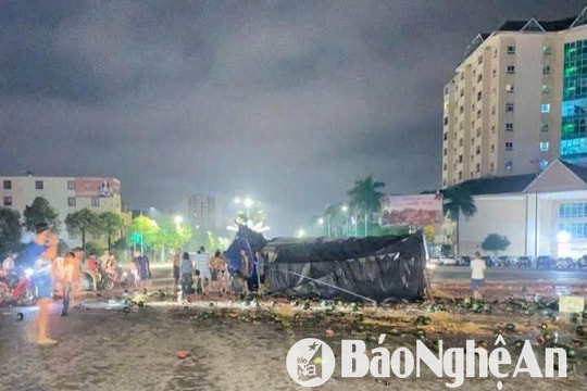 Va chạm giữa xe tải và xe khách tại TP. Vinh, dưa hấu văng khắp đường