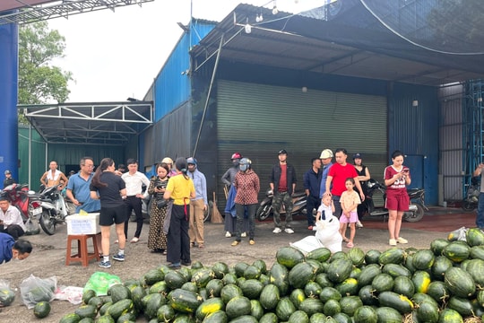 Tình người ấm áp trong vụ "giải cứu" xe dưa hấu bị tai nạn tại TP. Vinh