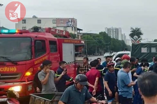 Người dân chung tay thu gom dưa hấu cho xe tải bị tai nạn tại TP Vinh