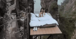 Trải nghiệm cảm giác ngủ trên vách đá cao 1.600m với giá hơn 350 nghìn đồng