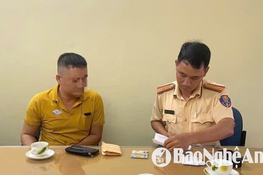 Kịp thời xác minh tài xế xe buýt cố tình mở cửa xe va vào người đi xe máy