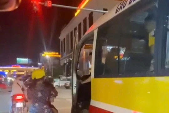 Nghệ An: Tài xế xe buýt cố tình mở cửa xe va vào người đi xe máy