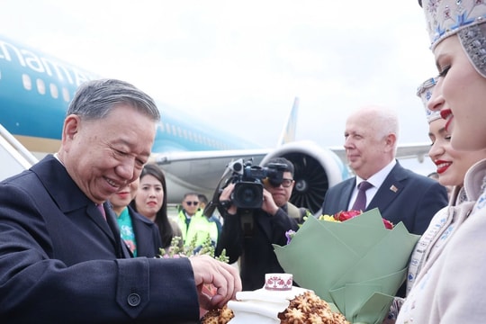 Belarus chào đón Tổng Bí thư và Phu nhân bằng nghi thức mời bánh mì, muối
