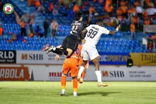 Thủ môn Bùi Tiến Dũng lập 'siêu phẩm' ở V.League; 2 cầu thủ quan trọng của Barca trở lại ở đại chiến với Real