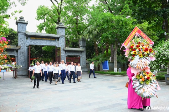 Đoàn đại biểu cấp cao Thủ đô Viêng Chăn dâng hương tưởng niệm Chủ tịch Hồ Chí Minh