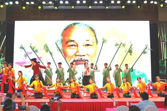 Những bông hoa nhỏ kể chuyện Bác Hồ