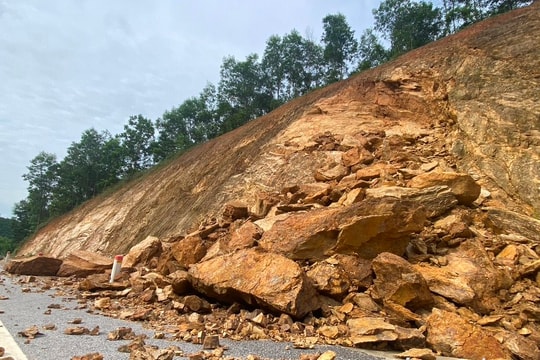 Sạt lở núi trên Quốc lộ 7C tiềm ẩn nguy cơ mất an toàn giao thông