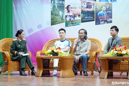 Giao lưu với các nghệ sĩ, đoàn làm phim tại Tuần phim Kỷ niệm 135 năm ngày sinh Chủ tịch Hồ Chí Minh