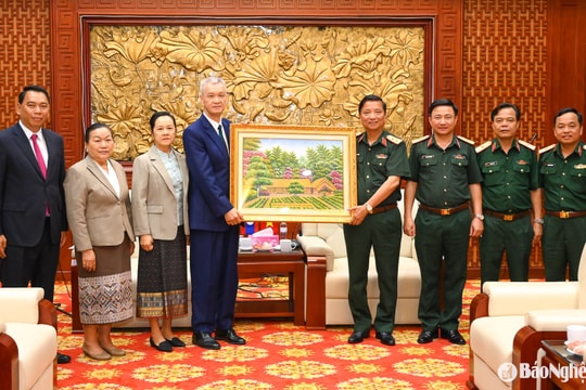 Đoàn Đại biểu cấp cao Thủ đô Viêng Chăn thăm và làm việc với Quân khu 4