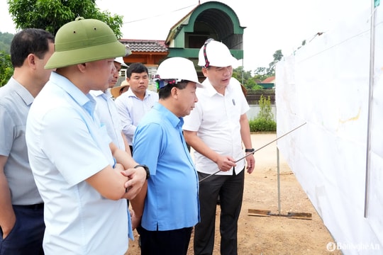 Phó Chủ tịch UBND tỉnh Nghệ An Nguyễn Văn Đệ kiểm tra một số công trình thủy lợi trọng điểm