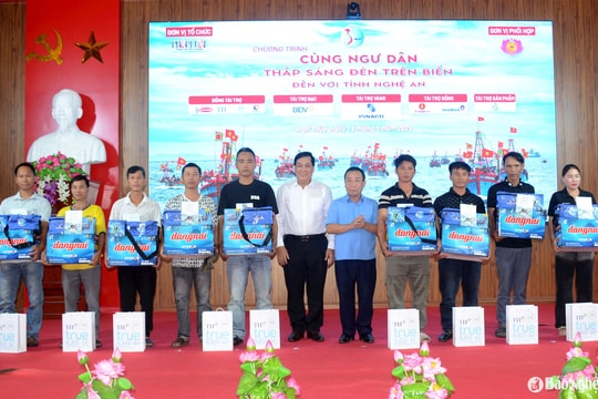 Chương trình 'Cùng ngư dân thắp sáng đèn trên biển' tặng 130 phần quà, học bổng tại Nghệ An