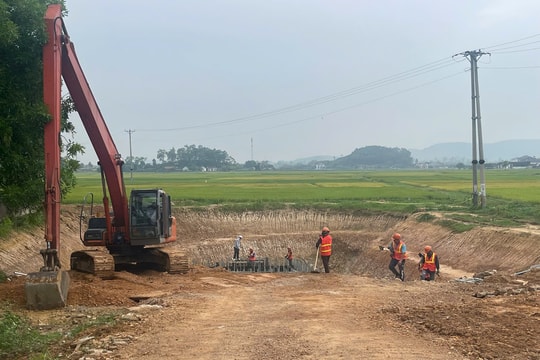 Đưa nước vượt núi Động Trằm 'hồi sinh' vùng đất 'khát' Nghi Văn