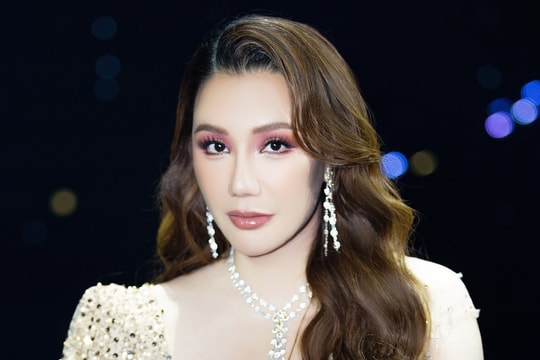 Ca sĩ Hồ Quỳnh Hương kết hôn ở tuổi 45