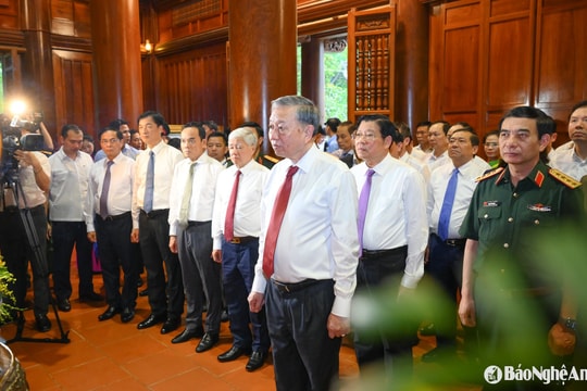 Tổng Bí thư Tô Lâm dâng hương tưởng niệm Chủ tịch Hồ Chí Minh tại Khu Di tích Kim Liên