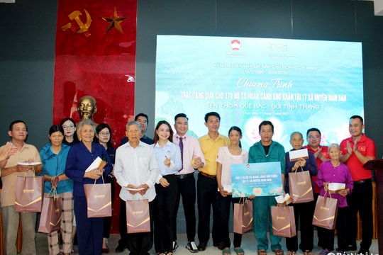 Trao 170 suất quà cho hộ nghèo ở Nam Đàn