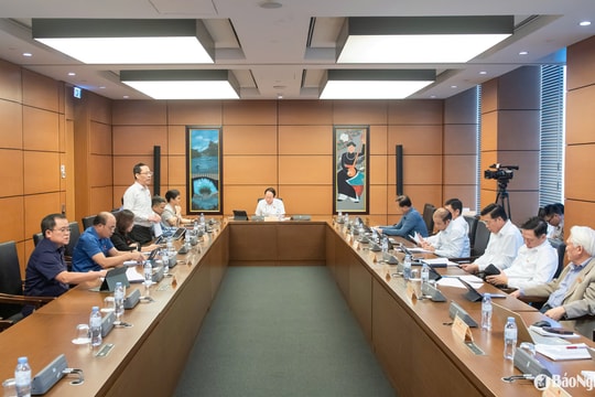 Đoàn đại biểu Quốc hội Nghệ An thảo luận tại tổ về 1 dự án luật, 2 dự thảo nghị quyết