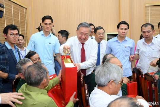 Tổng Bí thư Tô Lâm thăm, tặng quà người có công, gia đình chính sách và Khu Di tích Kim Liên