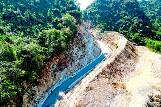 Thông tuyến đường xuyên núi đá giữa 2 huyện miền núi của Nghệ An