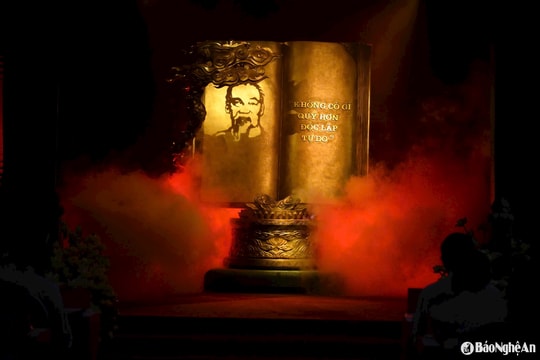 Cận cảnh tác phẩm điêu khắc 'Việt Nam - những trang sử vàng' Tổng Bí thư trao tặng Khu Di tích Kim Liên