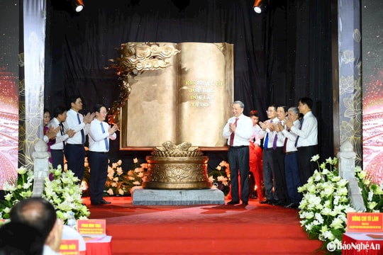 Tổng Bí thư Tô Lâm trao tặng tác phẩm điêu khắc 'Việt Nam - những trang sử vàng' đến Khu Di tích Quốc gia đặc biệt Kim Liên