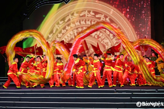 Người dân xếp hàng theo dõi Khai mạc Lễ hội Làng Sen